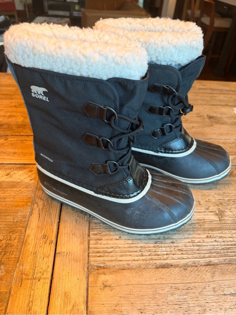 Youth Sorel Black and Cream Insulated Lace-Up Snow Boots - size 7 / EUR 39